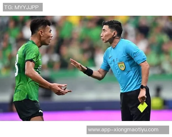 追梦与球迷争执裁判出面调解展现职业素养与冷静处理能力